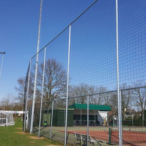 Ballenvanger net 32 Afgebeeld een ballenvanger met net hoog 8 meter. SKWshop, voor uw ballenvangers en ballenvangernetten op maat voor zeer scherpe prijzen.
